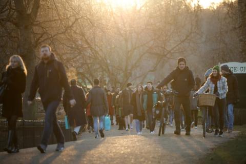 Schon 7000 Schritte am Tag senken einer Studie zufolge das Risiko für etliche schwerwiegende Erkrankungen. Die bisher empfohlenen 10.000 Schritte sind demnach nicht unbedingt nötig.