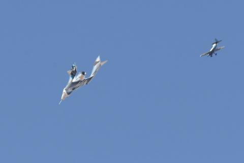 L'avion spatial Virgin Galactic SpaceShipTwo Unity et le vaisseau mère se séparent, au-dessus du Nouveau-Mexique, aux Etats-Unis, le 11 juillet 2021