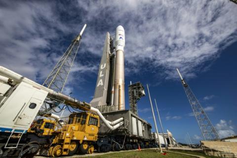 Der US-Konzern Amazon hat eine weitere Hürde genommen, um schnelles Internet per Satellit anzubieten. Vom Weltraumbahnhof Cape Canaveral in Florida hob am Montag um 19.00 Uhr (Ortszeit, 01.00 MESZ) eine Atlas-V-Trägerrakete mit 27 ersten Satelliten an Bord ab.