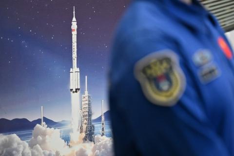 Un membre de l'agence spatiale assiste à une conférence de presse au centre de lancement de satellites de Jiuquan, dans le désert de Gobi, au nord-ouest de la Chine, le 23 avril 2025