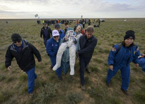 Cette photo fournie par la Nasa montre l'astronaute américain Don Pettit transporté pour des examens médicaux juste après qu'il a atterri avec les cosmonautes russes Alexeï Ovchinin et Ivan Vagner à bord de leur vaisseau Soyouz MS-26 au Kazakhstan le 20 avril 2025