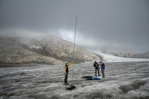 Des spécialistes mesurent l'épaisseur de glace sur le glacier Gries, près d'Ulrichen, en Suisse, le 2 septembre 2022