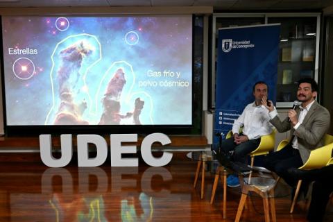L'astronome chilien Rodrigo Herrera-Camus s'exprime aux côtés de son collègue espagnol Sergio Martin lors de la présentation d'images prises par le radiotélescope le plus puissant au monde du centre astronomique Alma, à l'Université de Concepcion, à Santiago, le 1er juillet 2025