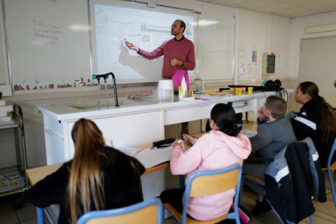 Nicolas Gaube, professeur de Sciences et vie de la Terre (SVT), lors d'un cours avec des élèves du collège René Cassin à Agde, le 6 novembre 2023 dans l'Hérault