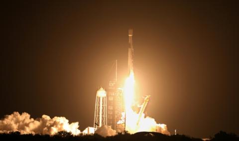 Une fusée Falcon 9 de SpaceX, transportant les robots Blue Ghost de Firefly Aerospace et Resilience d'ispace, décolle du Centre spatial Kennedy à Cap Canaveral, en Floride, le 15 janvier 2025