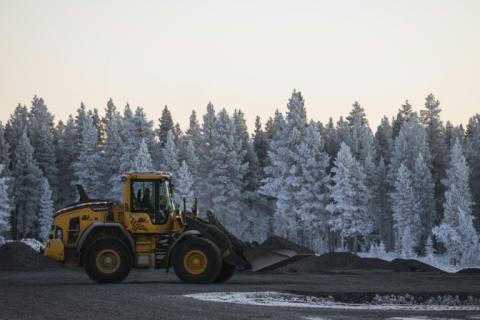 Un tracteur sur le site de construction de trois nouveaux pas de tir au centre spatial Esrange, le 21 novembre 2022 à Jukkasjärvi, dans le nord de la Suède
