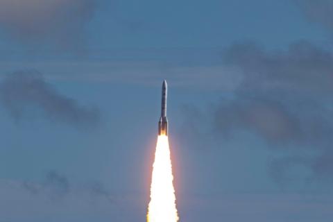 La fusée Ariane 6 d'Arianespace transportant 36 satellites de la constellation Amazon Leo, le 17 juin 2026 à Kourou, en Guyane