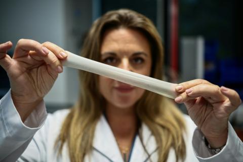 La directrice générale de Bioloon, Charlotte Melia, tient un échantillon de caoutchouc biodégradable en neuf mois, selon l'entreprise, le 19 août 2026 à Londres