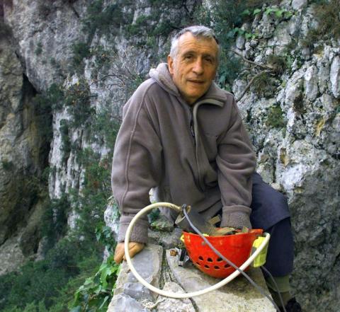 Le spéléologue Michel Siffre devant la grotte de Clamouse, où il va passer deux mois et demi dans un isolement total, à Saint-Jean-de-Fos, le 29 novembre 1999 dans le sud de la France