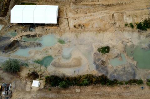 Vue aérienne du site de fouilles à Angeac-sur-Charente, le 19 juillet 2025 en Charente