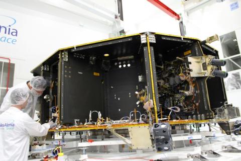 Des ingénieurs travaillent sur le module de service du satellite PLATO, le 23 septembre 2024 à Cannes