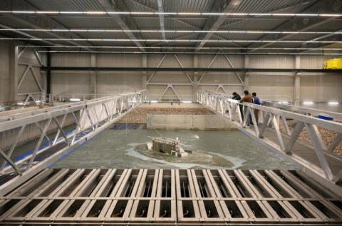 Des chercheurs étudient les effets de la houle et des vagues sur une maquette du fort Boyard dans un bassin à Ostende en Belgique, le 17 février 2025