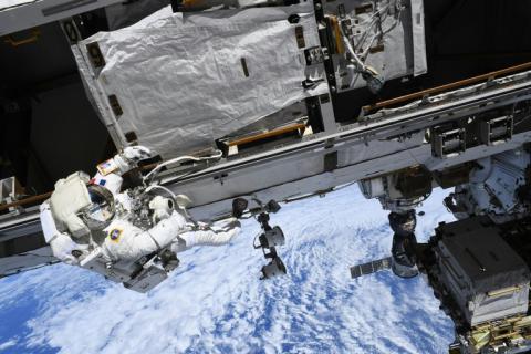 Image fournie par l'ESA, prise le 25 août 2026, de l'astronaute française Sophie Adenot lors d'une sortie dans l'espace pour des réparations sur l'ISS