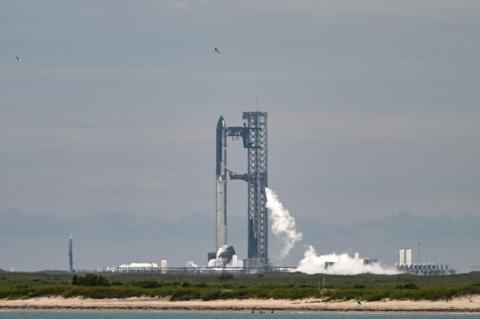 Weiterer Rückschlag für das US-Raumfahrtunternehmen SpaceX von Elon Musk: Nach mehreren missglückten Starts ist ein weiterer Testflug der Riesenrakete Starship abgesagt worden.