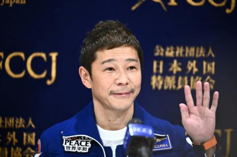 Le milliardaire japonais Yusaku Maezawa lors d'une conférence de presse, le 7 janvier 2022 à Tokyo