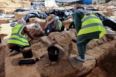 Une équipe d'archéologues travaille sur le site d'un cimetière datant de l'ère romaine, découvert à Beit Lahia dans la bande de Gaza du Nord, le 23 septembre 2023