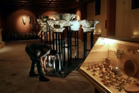 Des objets antiques exposés au tout premier Musée national d'archéologie de Gaza, ouvert par Jawdat Khoudary, homme d'affaires et collectionneur palestinien, le 28 juillet 2008