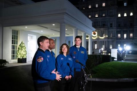 Les astronautes de la mission Artémis 2 devant se rendre autour de la Lune, les Américains Reid Wiseman, Victor Glover Christina Hammock Koch, et le Canadien Jeremy Hansen, devant la Maison Blanche le 14 décembre 2023