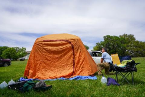 Des campeurs installent leur tente au parc Stonehenge II, à la veille de l'éclipse solaire totale de lundi en Amérique du Nord, le 7 avril 2024 à Ingram, au Texas