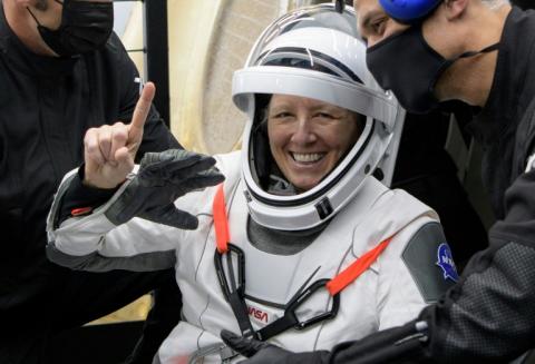 L'astronaute américaine Shannon Walker à sa sortie de la capsule de SpaceX Crew Dragon après son amerissage, le 2 mai 2021 au large de la Floride