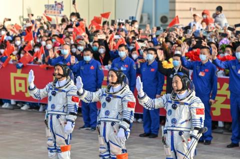 China hat erstmals einen Zivilisten als Teil einer bemannten Mission zur Raumstation Tiangong geschickt. Die Shenzhou-16-Mission mit insgesamt drei Taikonauten startete am Dienstag vom chinesischen Weltraumbahnhof Jiuquan in der Gobi-Wüste.
