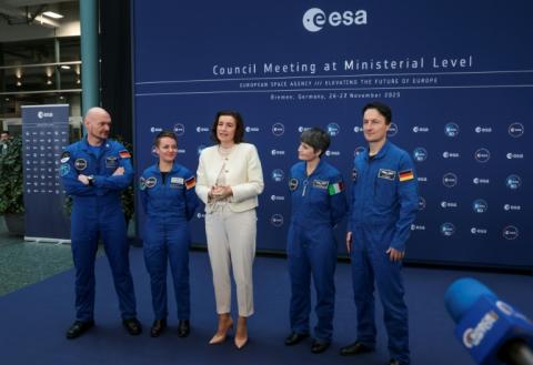 Bei den geplanten Mond-Missionen der US-Raumfahrtbehörde Nasa soll auch ein deutscher Astronaut dabei sein. ESA-Chef Aschbacher entschied sich nach eigenen Angaben "für ESA-Astronauten deutscher, französischer und italienischer Nationalität".