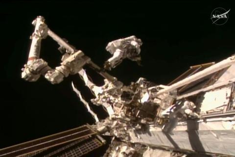Capture d'écran d'un direct vidéo de la Nasa réalisée le 25 août 2026 montrant les astronautes Anil Menon (gauche) et Sophie Adenot dans l'espace hors de la Station spatiale internationale