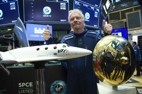 Das Weltraumunternehmen Virgin Galactic will im Frühjahr 2021 erstmals einen Touristenflug ins All starten. Erster Weltraumtourist soll der Firmengründer und britische Milliardär Richard Branson sein.