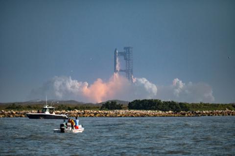 Une fusée Starship de SpaceX décolle de la Starbase, le 27 mai 2025 au Texas peu avant l'explosion de son vaiseau, le Super Heavy booster