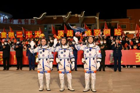 (g-d) Les astronautes chinois Fei Junlong, Deng Qingming et Zhang Lu lors d'une cérémonie avant leur décollage à bord de la mission Shenzhou-12, au centre spatial de Jiuquan, le 29 novembre 2022 dans le nord-ouest de la Chine