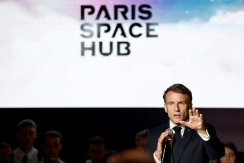 Le président français Emmanuel Macron s'exprime le 20 juin 2025 au salon de l'aéronautique du Bourget, près de Paris