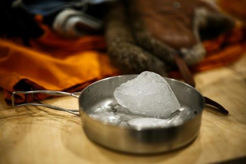 Un échantillon de glace de l'Antarctique au sein du laboratoire à bord du RRS Sir David Attenborough, amarré au port international de Harwich, dans l'est de l'Angleterre, le 6 octobre 2025, avant le départ du navire pour entreprendre des recherches dans l'Antarctique.