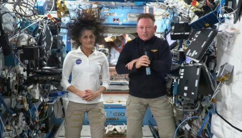 Dans cette photo diffusée par la NASA, les astronautes Butch Wilmore (D) et Suni Williams tiennent une conférence de presse dans la station spatiale internationale (ISS) le 13 septembre 2024