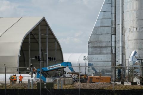 Das US-Raumfahrtunternehmen SpaceX hat erfolgreich den Prototyp einer Mars-Rakete getestet. Auf mehreren Websites von Weltraumexperten waren am Dienstag Aufnahmen des Testflugs im texanischen Boca Chica zu sehen.
