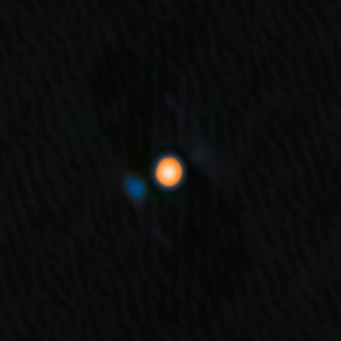 L'étoile Bételgeuse, au centre en orange, avec son étoile compagnon en bleu à gauche, dans une image distribuée par l'Observatoire International Gemini, le 21 juillet 2025