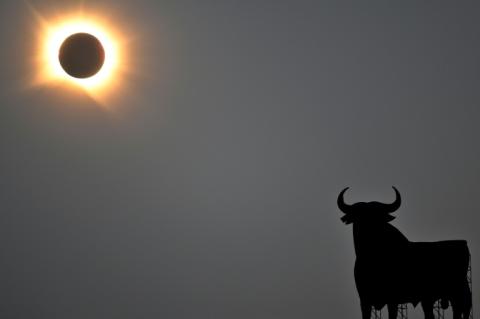 Erstmals seit zwanzig Jahren hat es auf dem europäischen Festland wieder eine totale Sonnenfinsternis gegeben. Am Mittwochabend war ein Teil Spaniens in Dunkelheit getaucht, als sich der Mond vor die Sonne schob und einen Schatten auf die Erde warf.