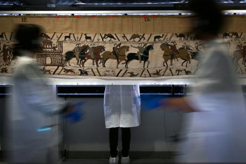 Deutschland hat zwei Fragmente des berühmten Wandteppichs von Bayeux an Frankreich zurückgegeben. Sie waren im Archiv eines deutschen Textilspezialisten gefunden worden.