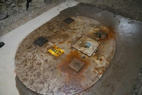 Une zone d'essai et la copie du couvercle d'un conteneur destiné au combustible nucléaire radioactif usagé, à Eurajoki, le 18 mai 2026