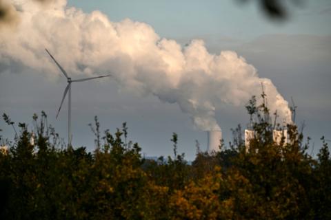 Die CO2-Konzentration in der Erdatmosphäre ist nach Angaben von UN-Experten im vergangenen Jahr um einen Rekordwert angestiegen. Es handele sich um den höchsten Anstieg seit Aufzeichnungsbeginn, erklärte die Weltmeteorologie-Organisation am Mittwoch.