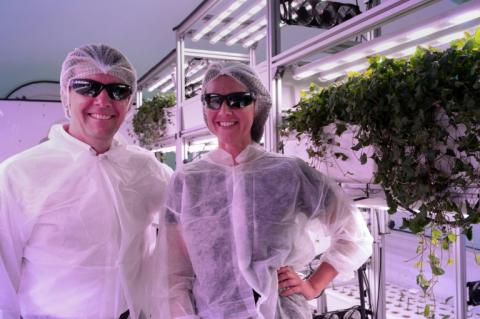 Barbara Belvisi, PDG de la start-up Interstellar Lab (d) et Jérôme Bruhat, directeur général du groupe Robertet, dans la serre Biopod, le 25 septembre 2023 à Ivry-sur-Seine, près de Paris