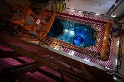 La piscine nucléaire et son réacteur dans le bâtiment du réacteur nucléaire EPR de Flamanville, dans la Manche, le 25 avril 2024