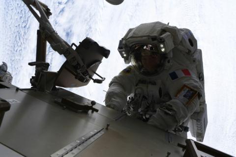Image fournie par l'ESA, prise le 25 août 2026, de l'astronaute française Sophie Adenot lors d'une sortie dans l'espace pour des réparations sur l'ISS