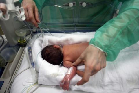 Un nouveau-né prématuré dans le service de néonatalité de l'hôpital Delafontaine à Saint-Denis, en Seine-Saint-Denis, le 19 mars 2013
