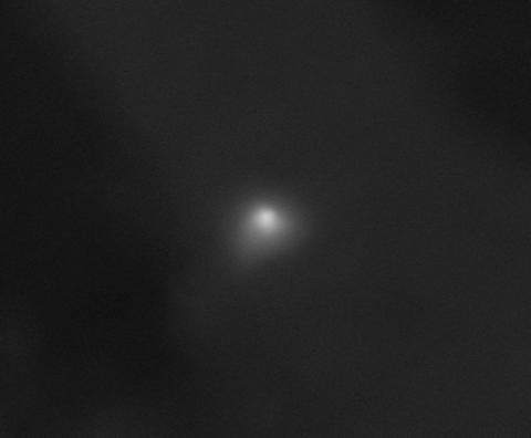 Photo diffusée le 22 juin 2026 par la Nasa, prise par une caméra HiRISE (High Resolution Imaging Science Experiment) à bord de la sonde Mars Reconnaissance Orbiter, montrant une image de la comète interstellaire 3I/ATLAS, le 2 octobre 2025
