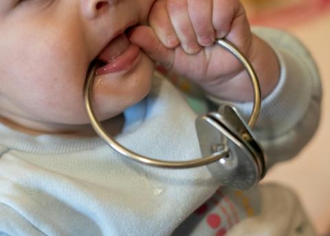 Un enfant de 11 mois met un objet à sa bouche, le 20 janvier 2022 à Washington
