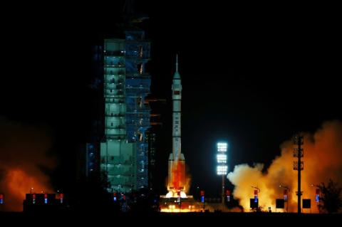 DDrei chinesische Raumfahrer sind an der Raumstation Tiangong eingetroffen. Nach dreieinhalbstündigem Flug dockte das Raumschiff Shenzhou-23 mit den Taikonauten an die chinesische Raumstation an, wie Chinas Behörde für die bemannte Raumfahrt mitteilte.