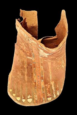 Photo diffusée par le ministère égyptien du Tourisme et des Antiquités, le 24 juin 2024, montrant le fragment d'un sarcophage découvert sur le site de 33 tombes anciennes près d'Assouan, dans le sud de l'Égypte