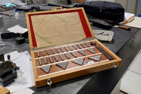 Le Laboratoire national de métrologie et d'essais produit des matériaux de référence certifiés servant d'étalon, comme ici un jeu de cales angulaires, utilisées pour l'étalonnage des appareils de mesure de longueur, le 15 mai 2025, à Paris