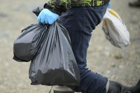 Des scientifiques de l'Institut Malbran, des représentants du ministère de la Santé de la province de Terre de Feu et des membres de l'Administration des parcs nationaux transportent des souris piégées, près d'Ushuaia, en Argentine, le 18 mai 2026