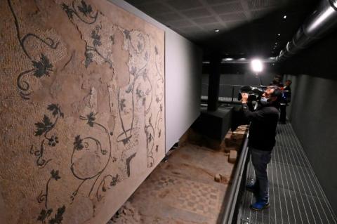 Vue d'une mosaïque dans une "domus" de l'époque romaine découverte sous un immeuble de Rome, le 21 avril 2021
